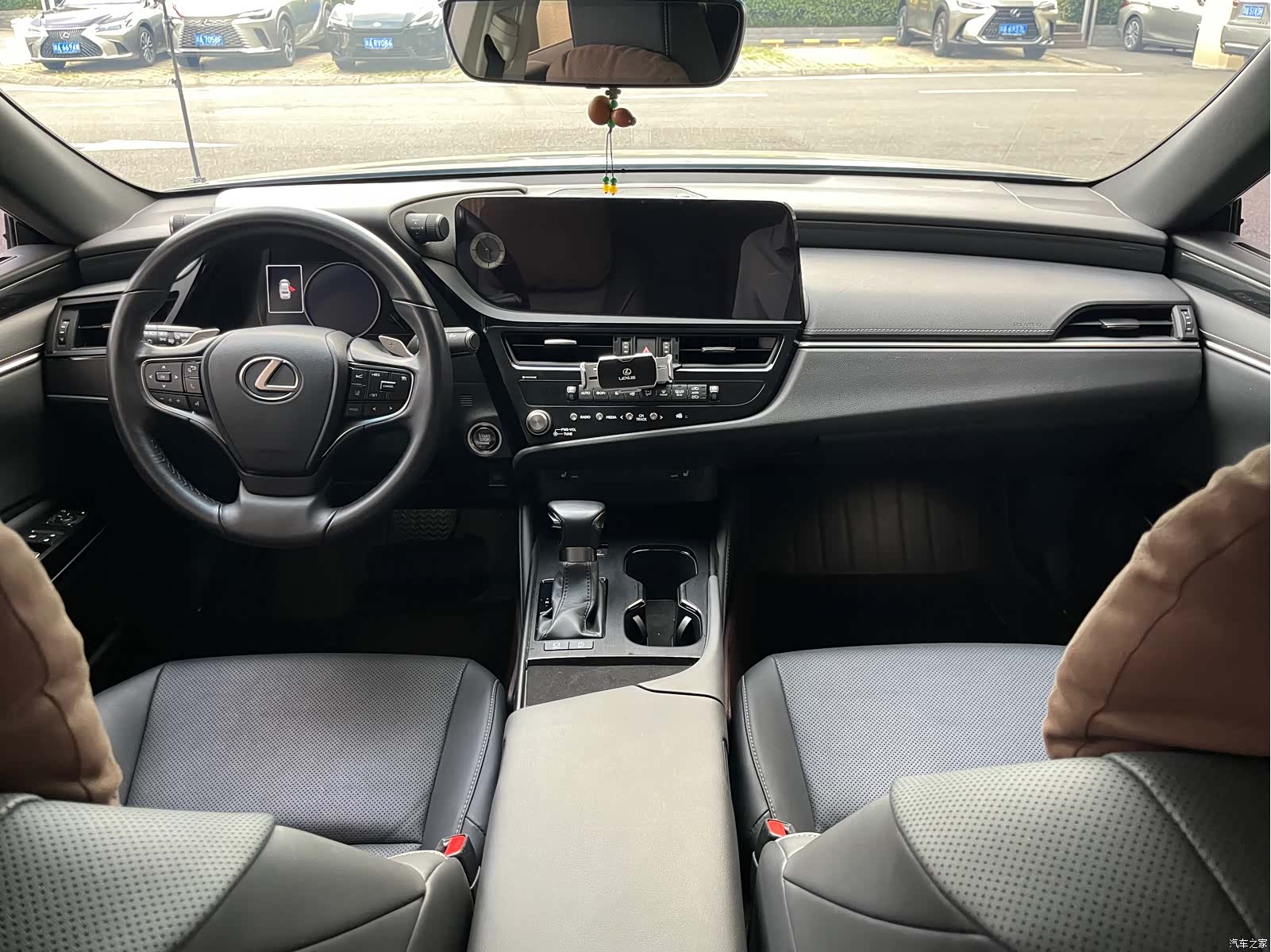 Lexus ES, 2023 12