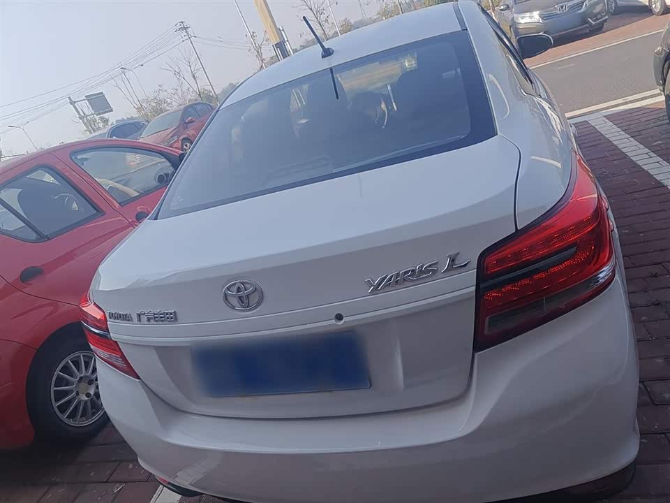 Toyota YARiS L to enjoy