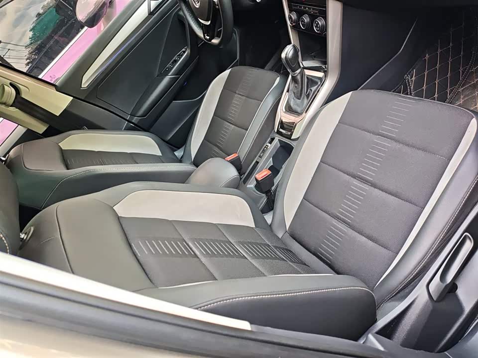 Volkswagen T-ROC exploring Songs