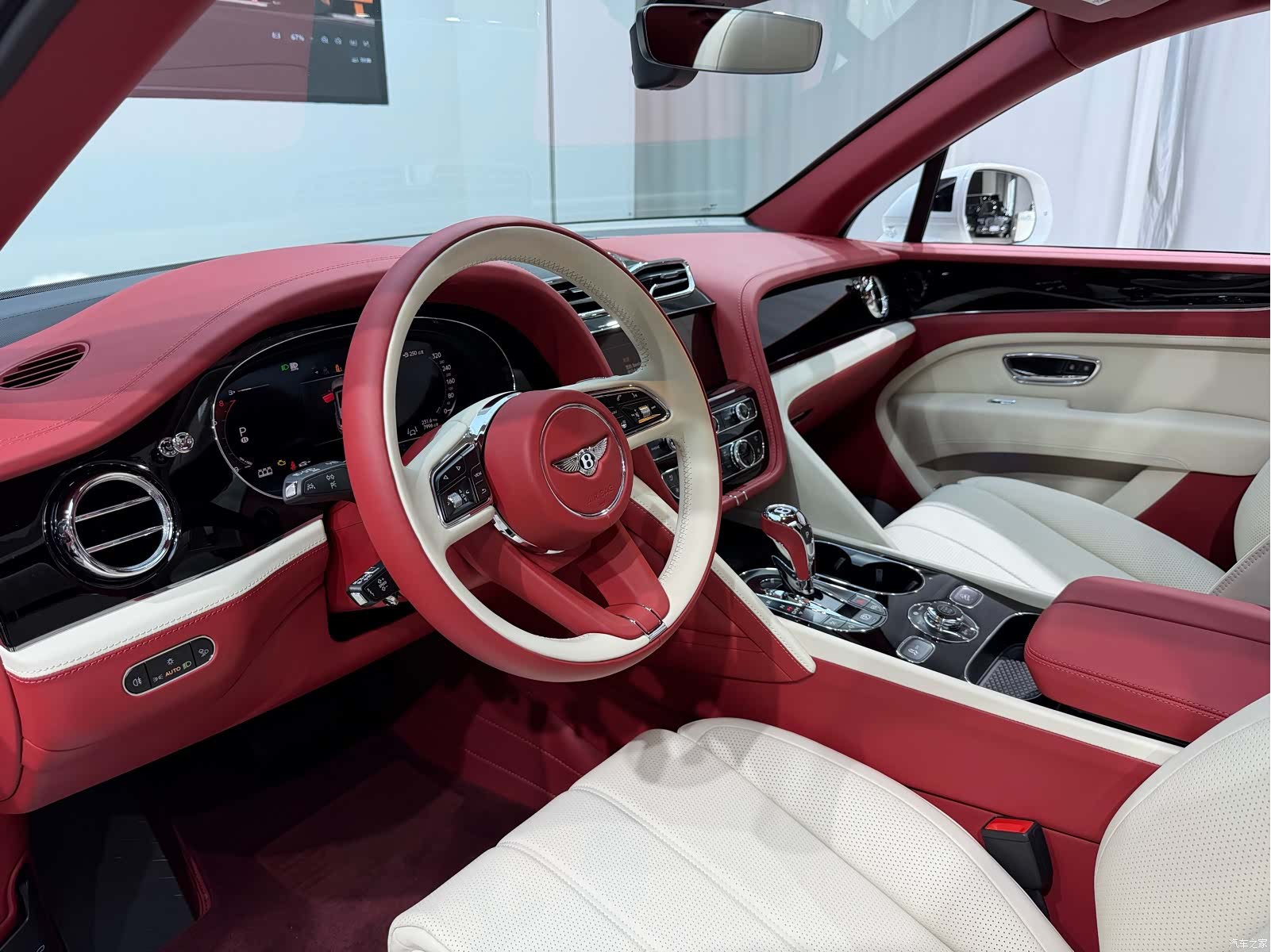 Bentley Bentayga, 2024 все фото