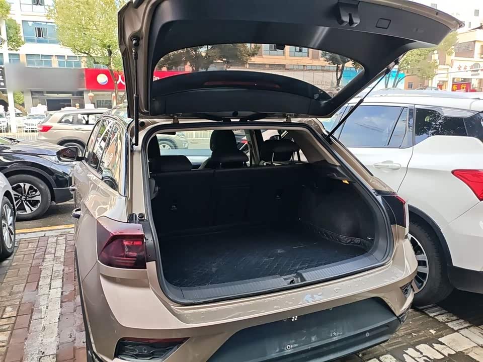 Volkswagen T-ROC exploring Songs