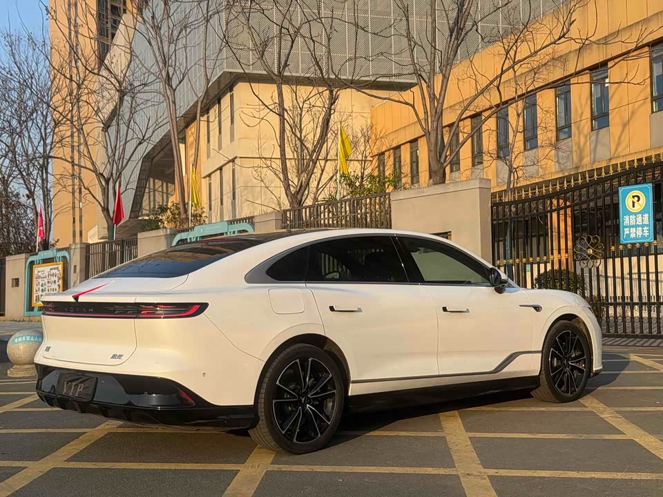 VOYAH Lantu chasing light