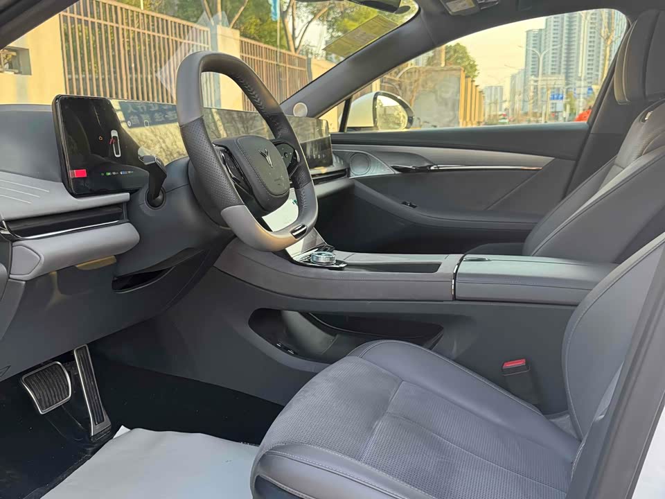 VOYAH Lantu chasing light