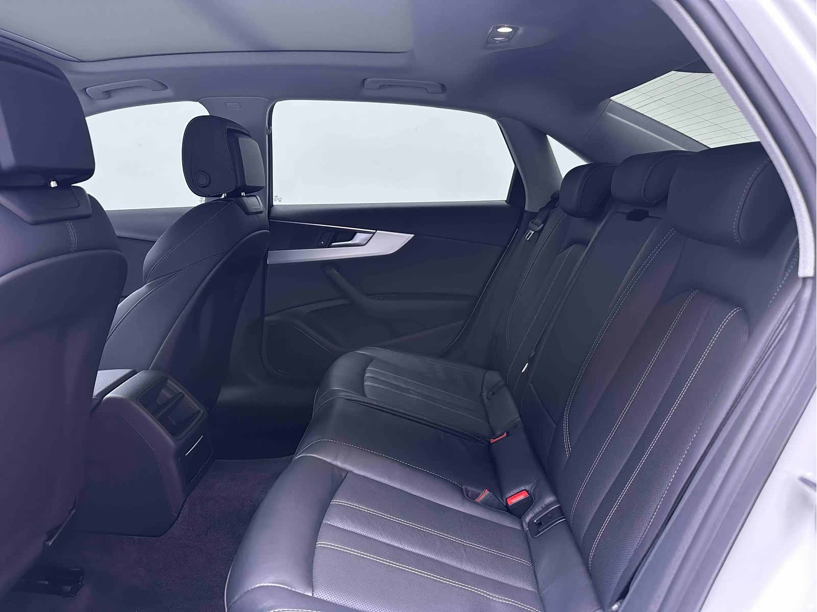 Audi A4L, 2023 все фото