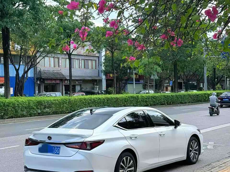Lexus ES