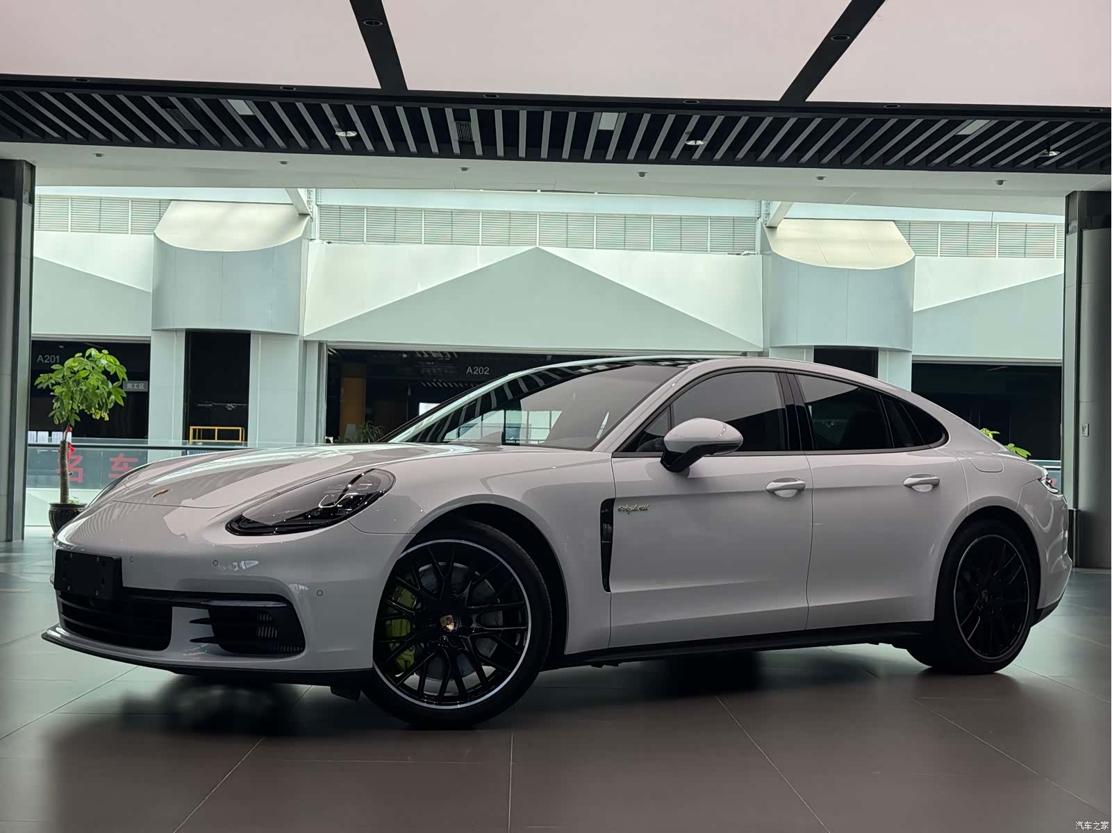 Porsche Panamera, 2019 1