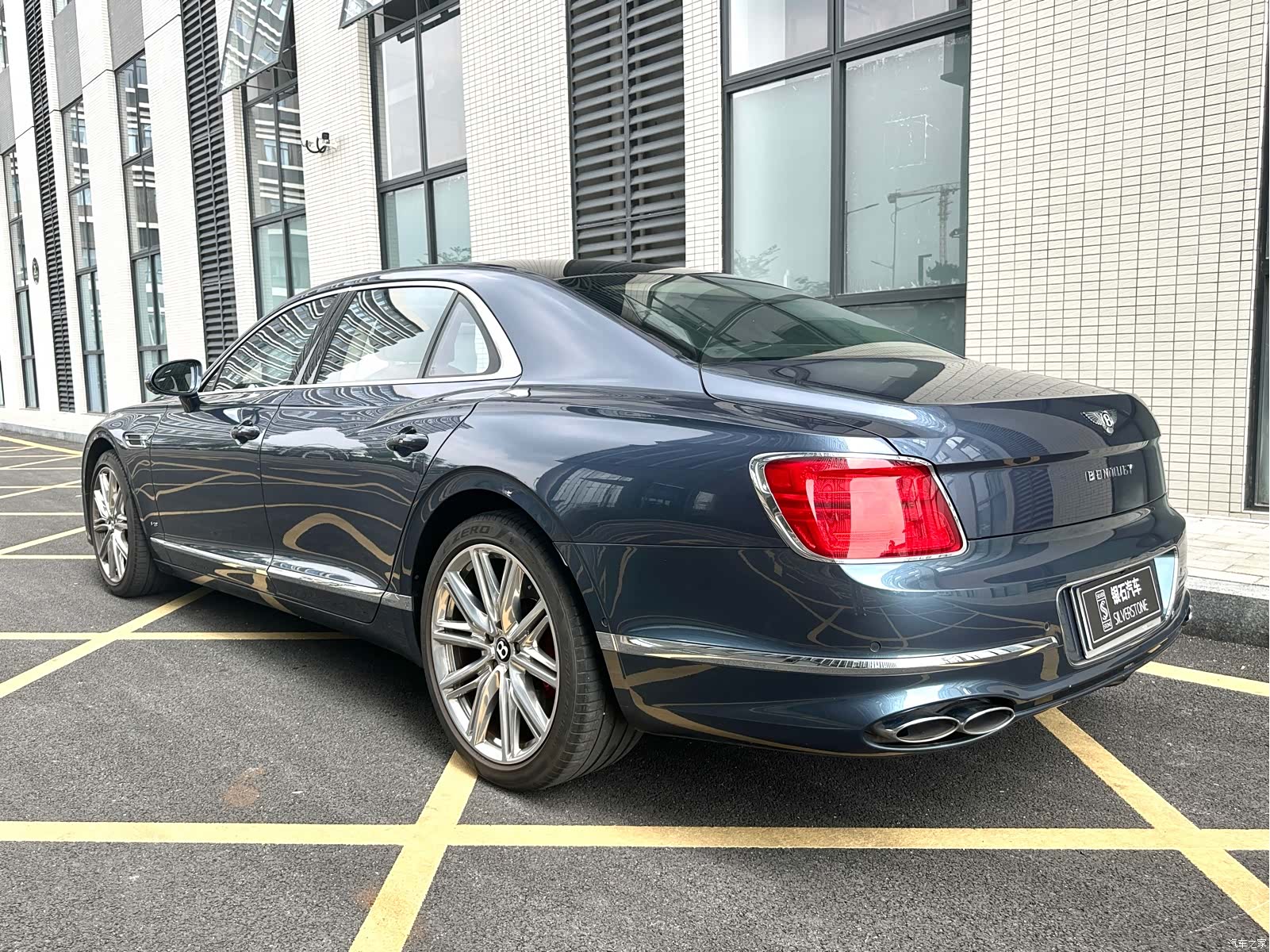 Bentley Flying Spur, 2021 4