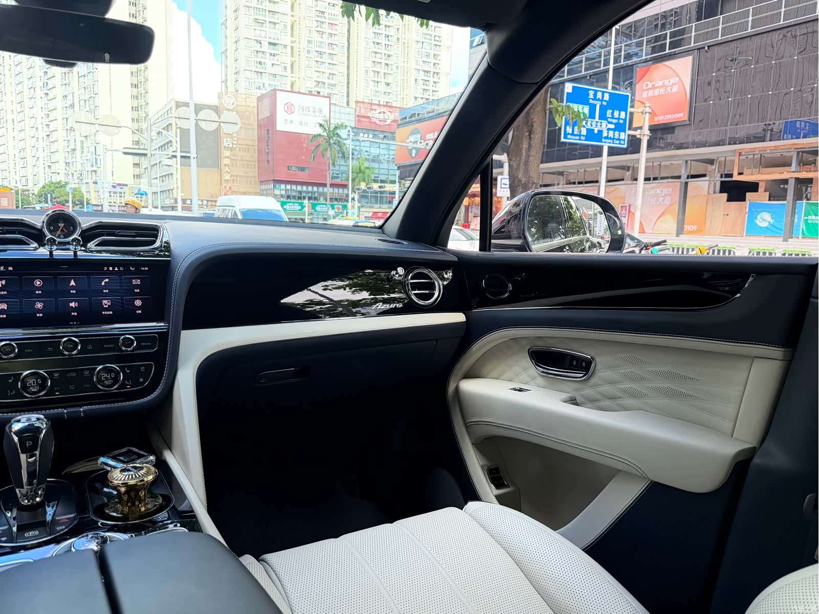Bentley Bentayga, 2023 21