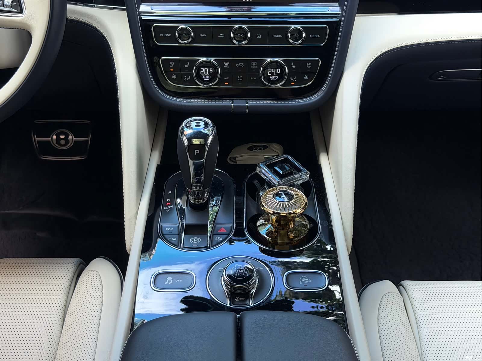 Bentley Bentayga, 2023 19
