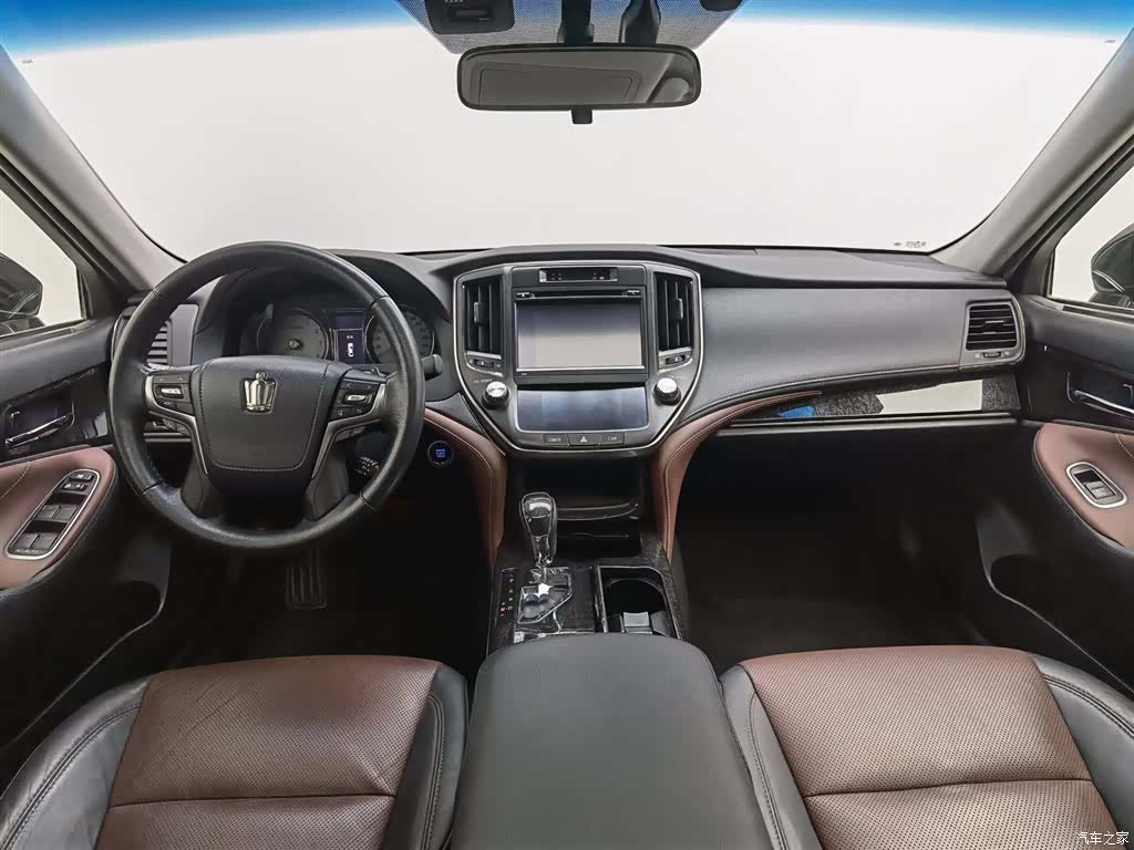 Toyota Crown, 2018 все фото