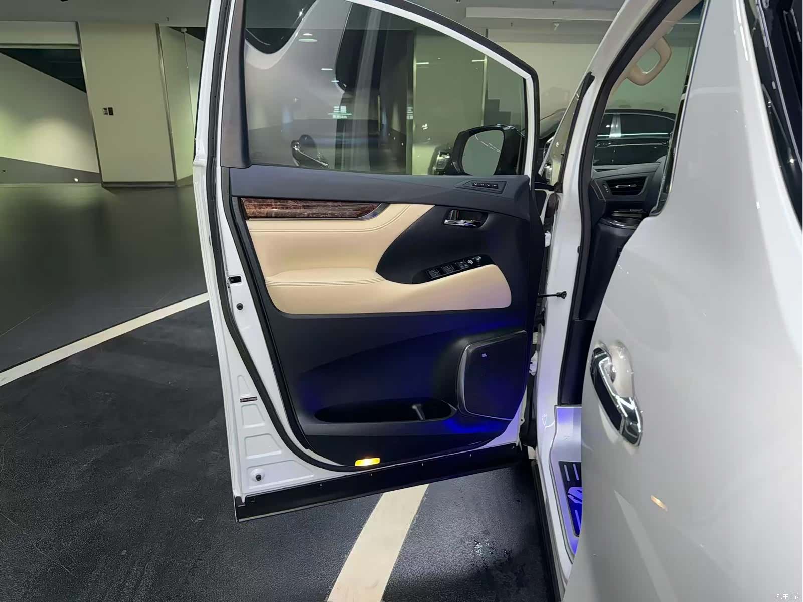 Toyota Alphard, 2023 16