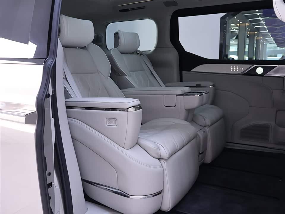 Volvo EM90