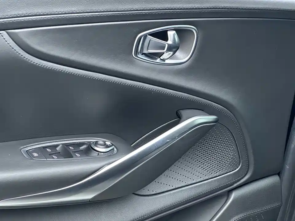 Aston Martin DBX Aston Martin DBX