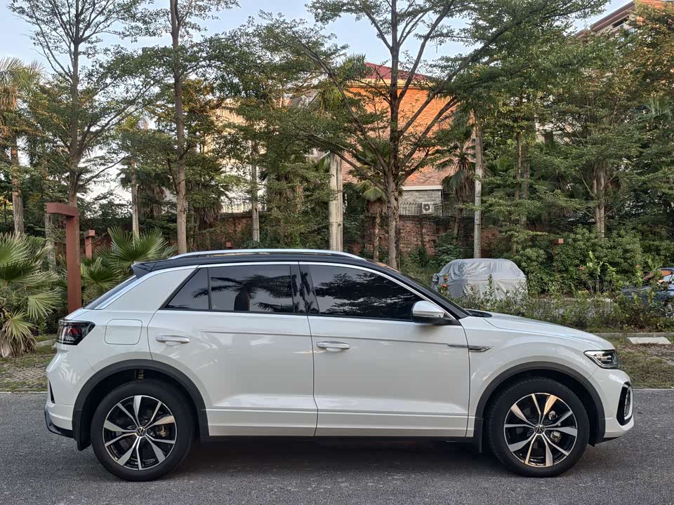 Volkswagen T-ROC exploring Songs