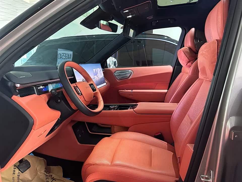 Lynk & Co 900