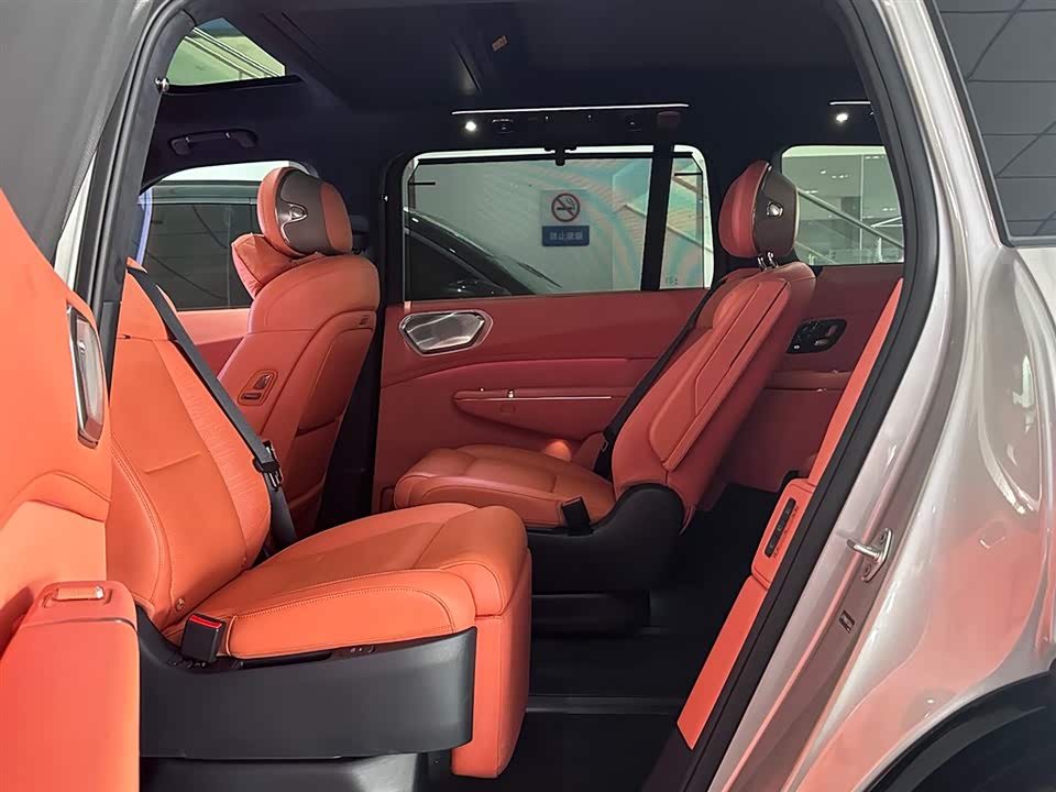 Lynk & Co 900
