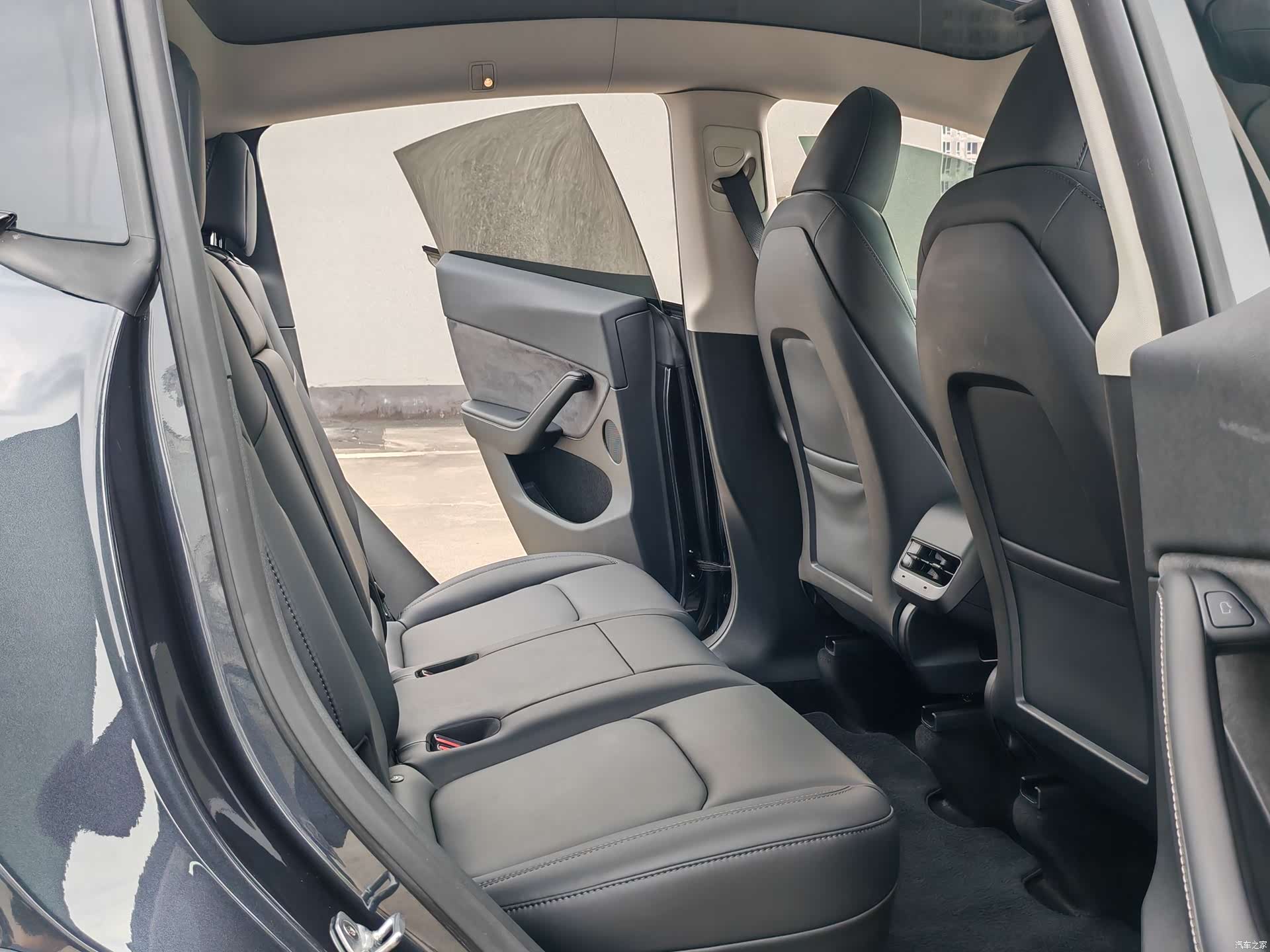 Tesla Model Y, 2024 14