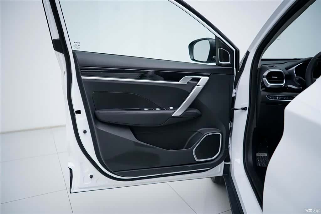 Geely Coolray, 2025 10