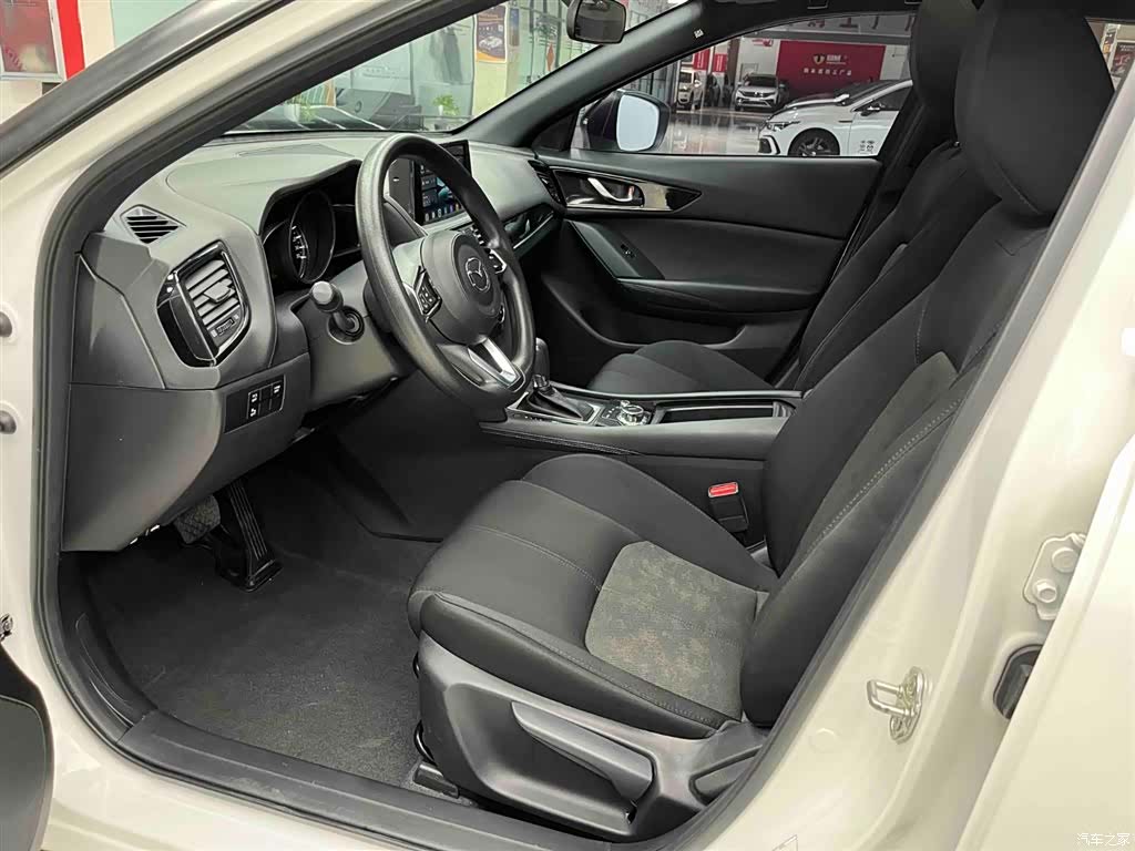 Mazda CX-4, 2023 11