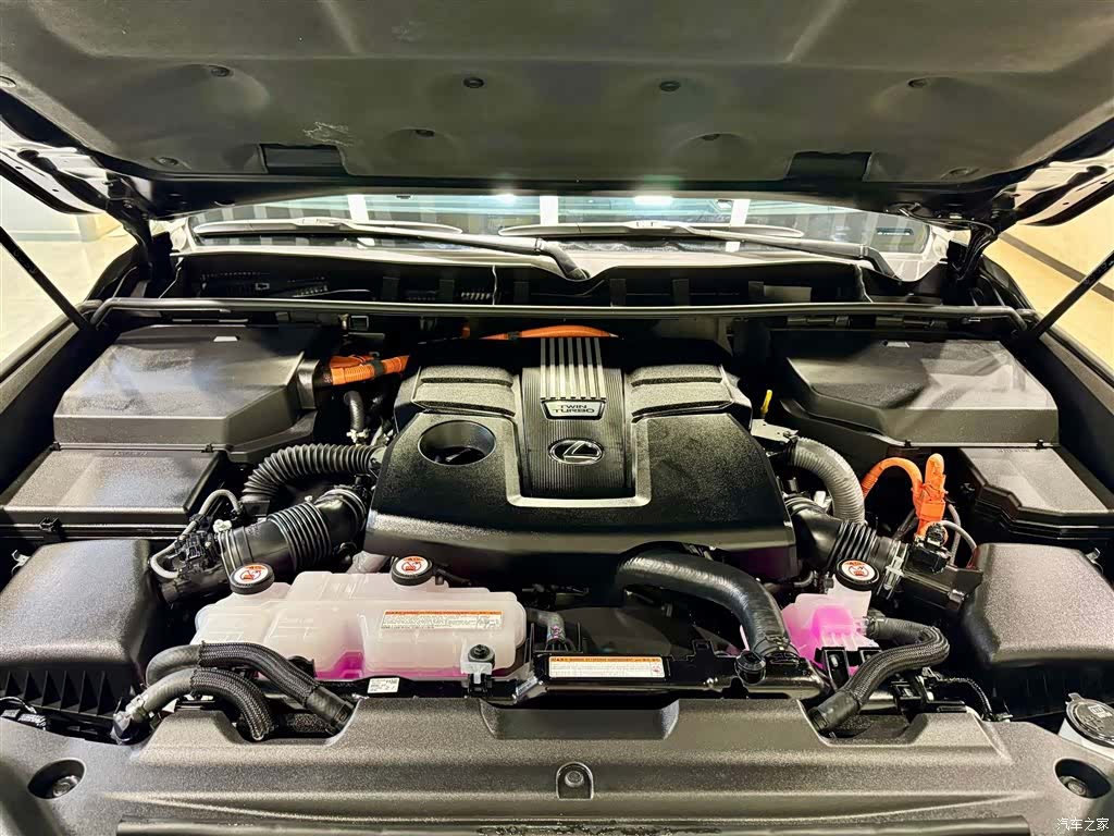 Lexus LX, 2025 10