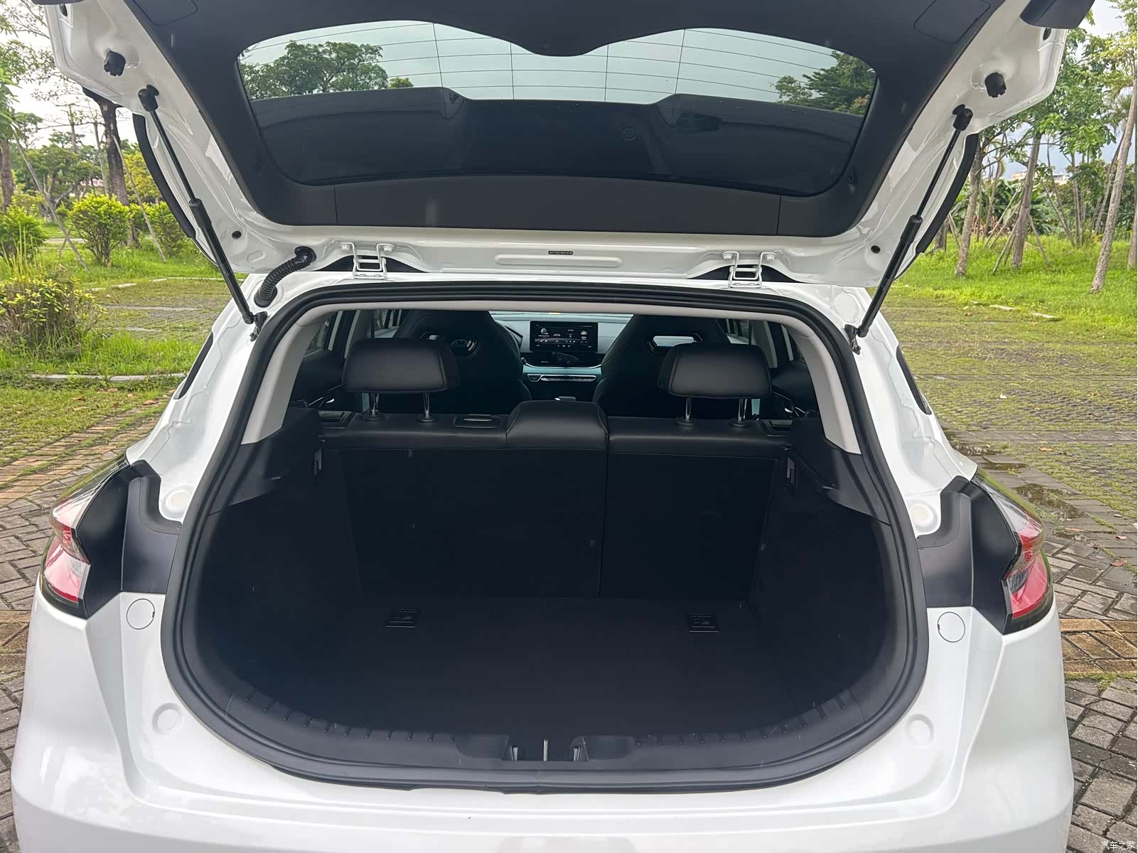 Geely Emgrand, 2022 16