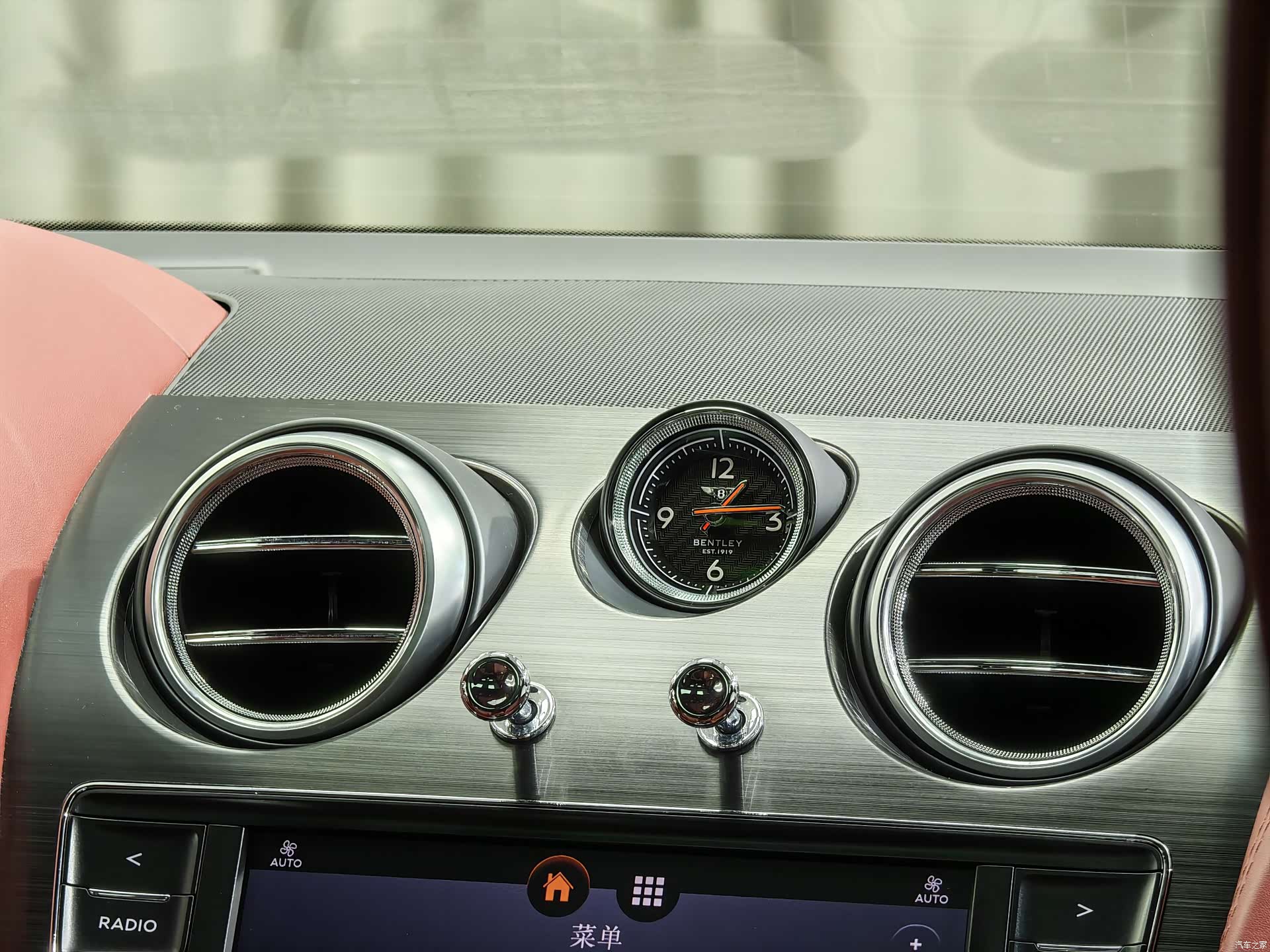 Bentley Bentayga, 2018 12