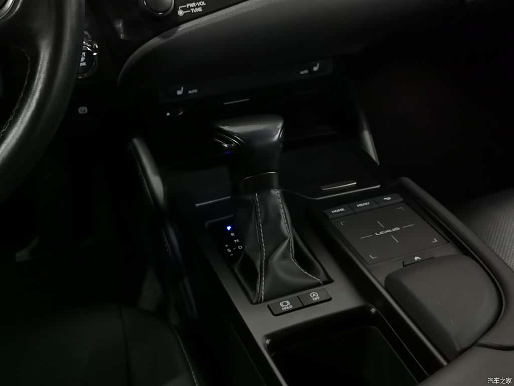 Lexus ES, 2019 13