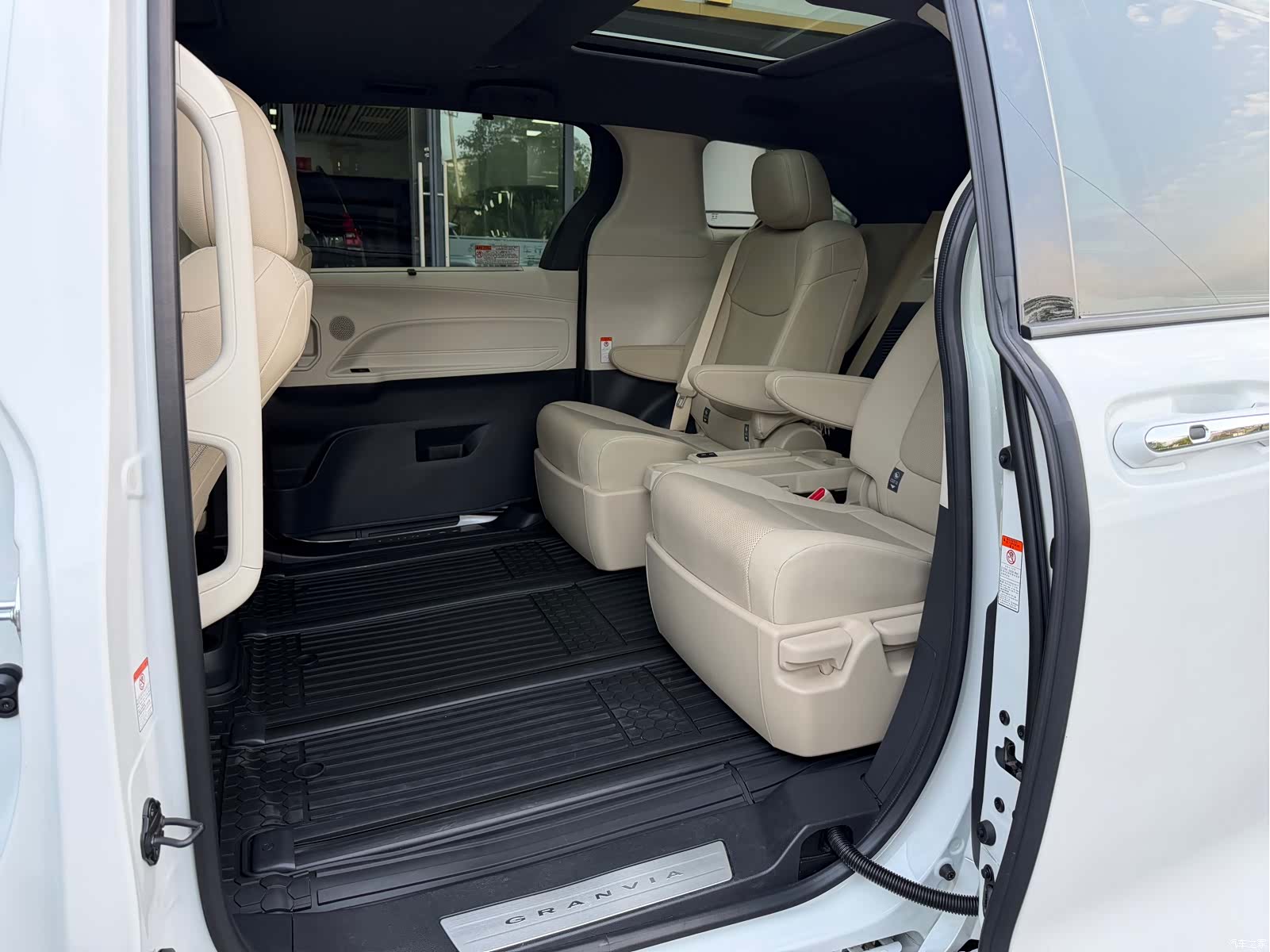 Toyota Granvia, 2023 10