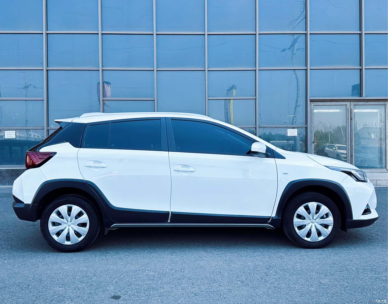 Toyota YARiS L, 2022 все фото