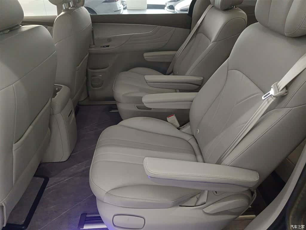 Roewe iMAX8, 2025 17