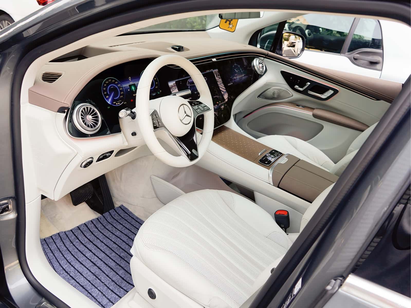 Mercedes-Benz EQS, 2023 11