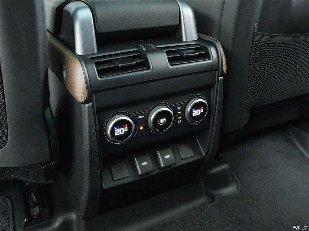 Land Rover Defender, 2024 19