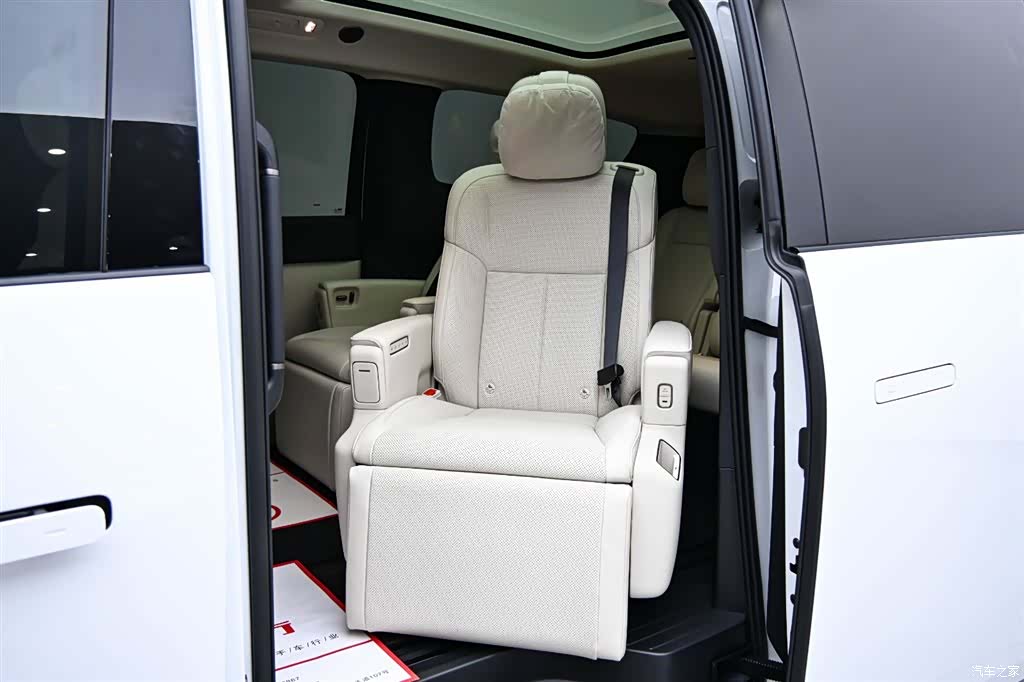 Li Auto MEGA, 2025 16