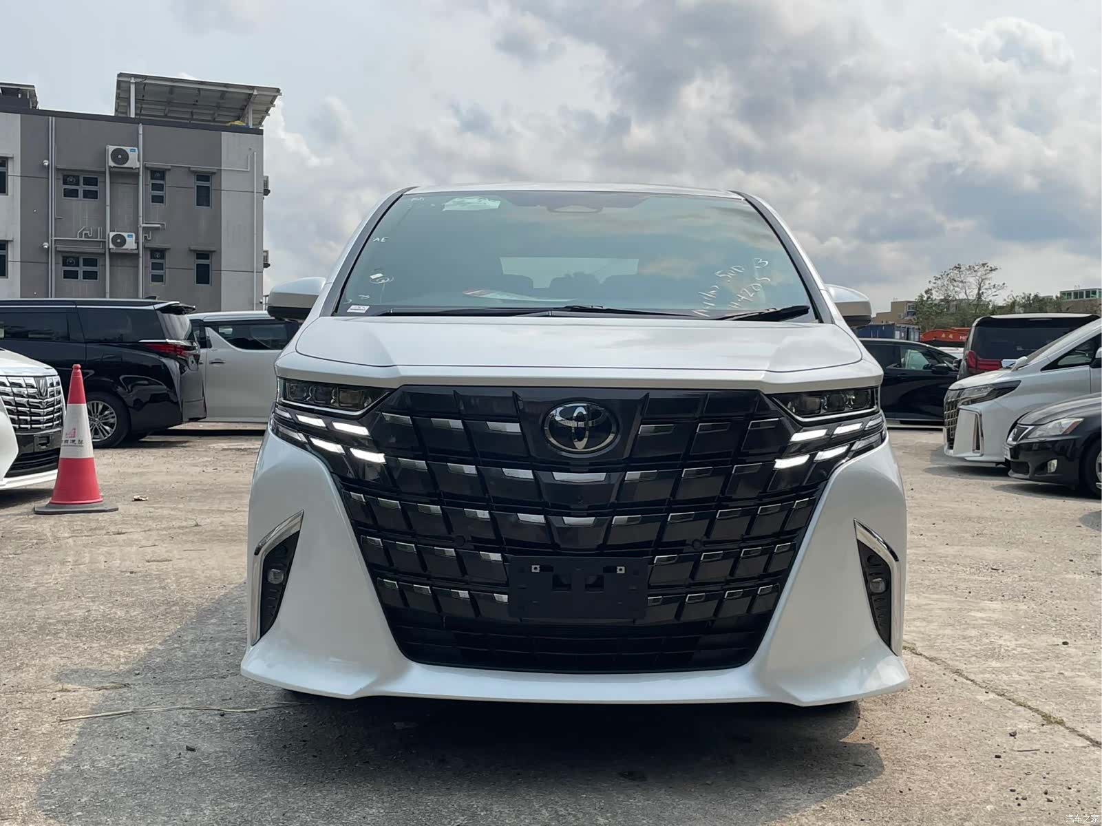 Toyota Alphard, 2025 2