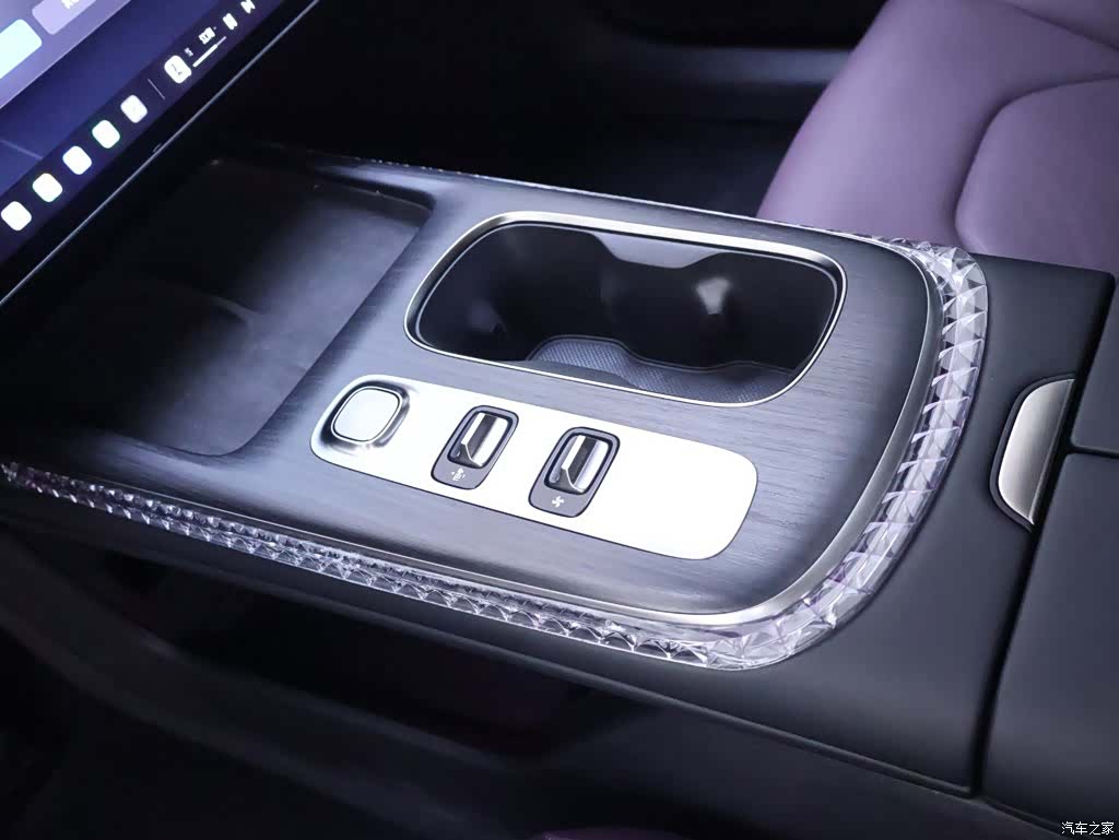 Xiaomi SU7, 2025 12