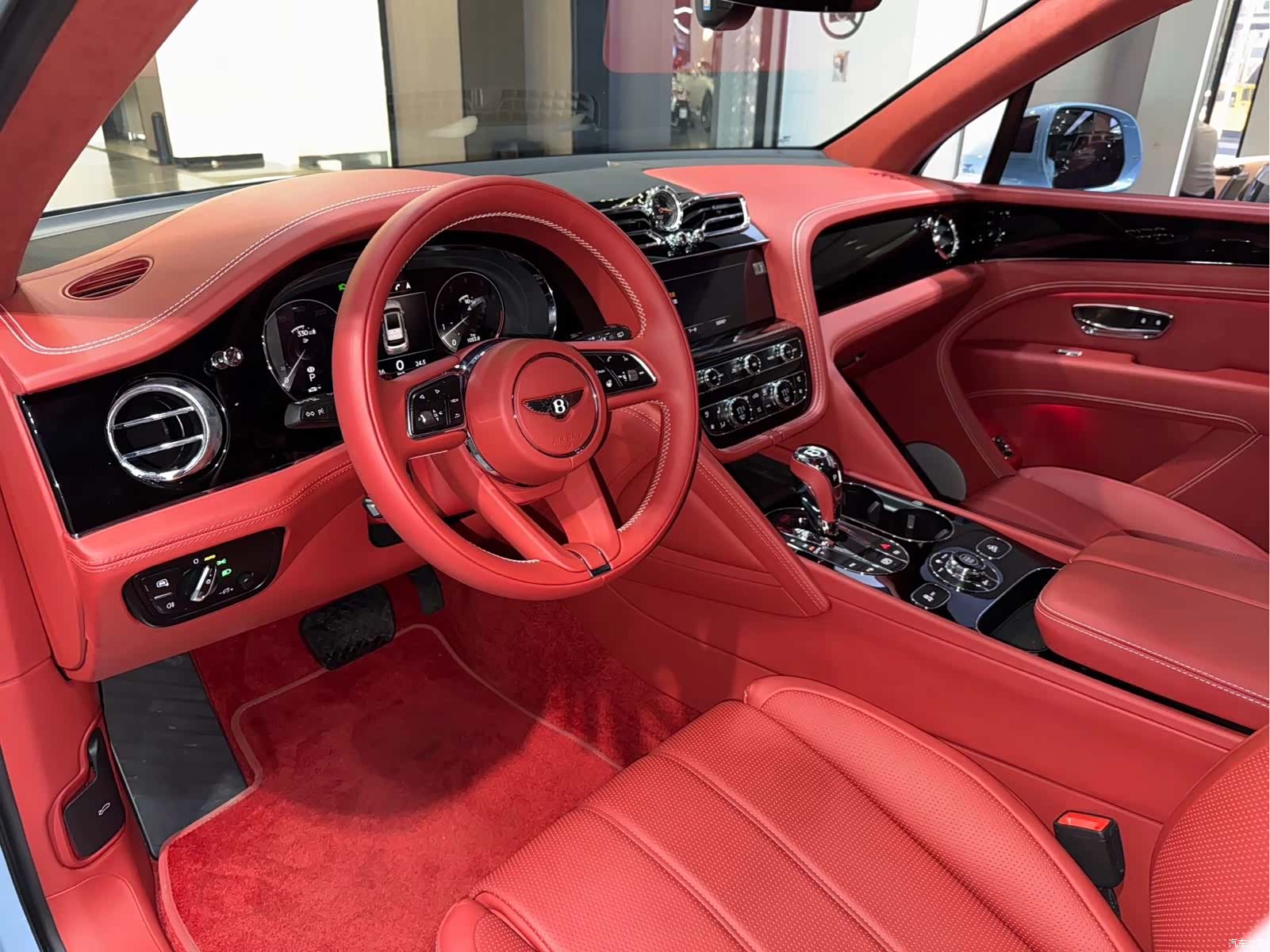 Bentley Bentayga, 2023 все фото