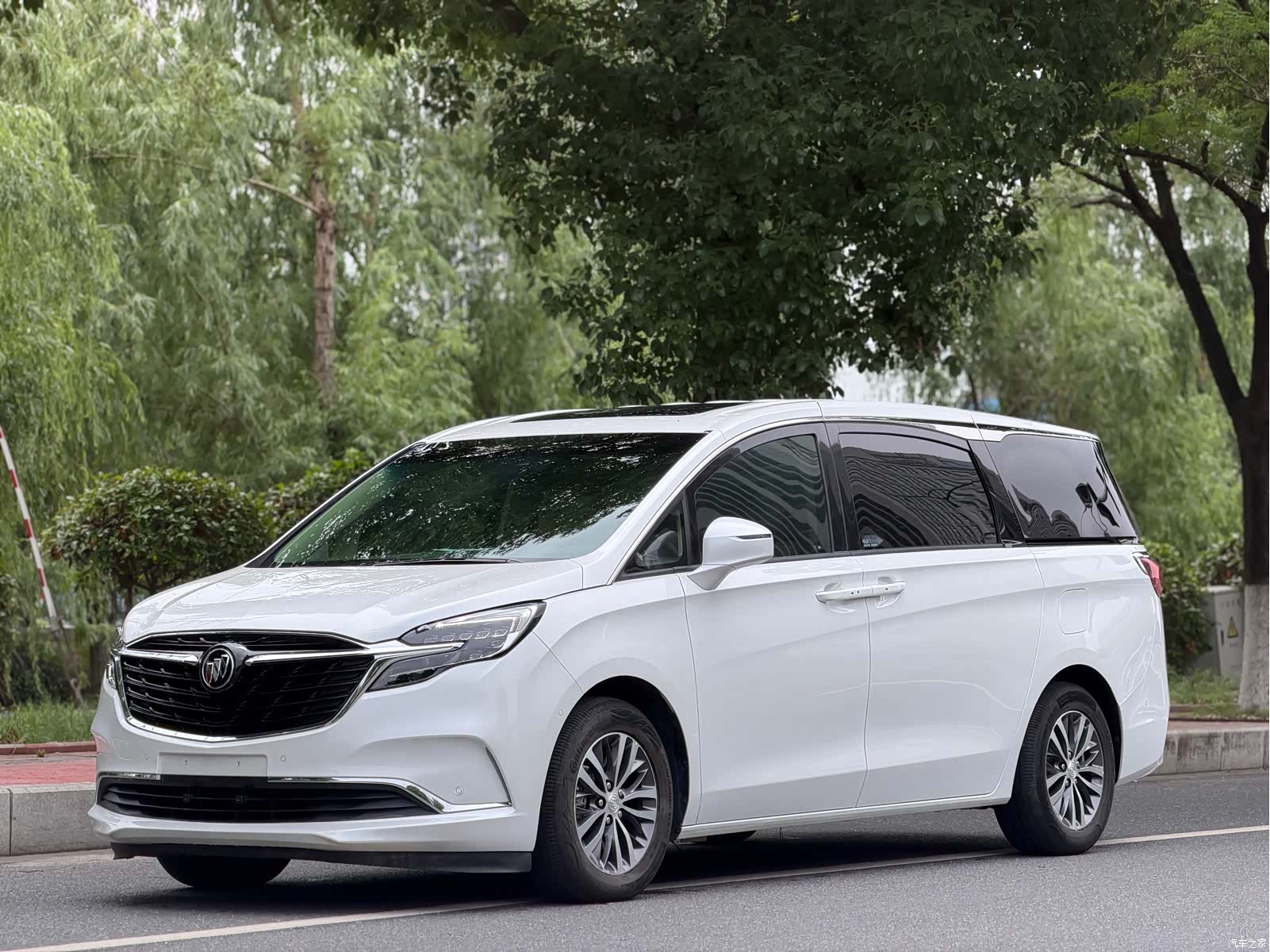 Buick GL8, 2022 3