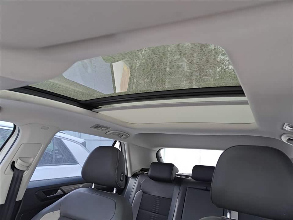 Volkswagen T-ROC exploring Songs