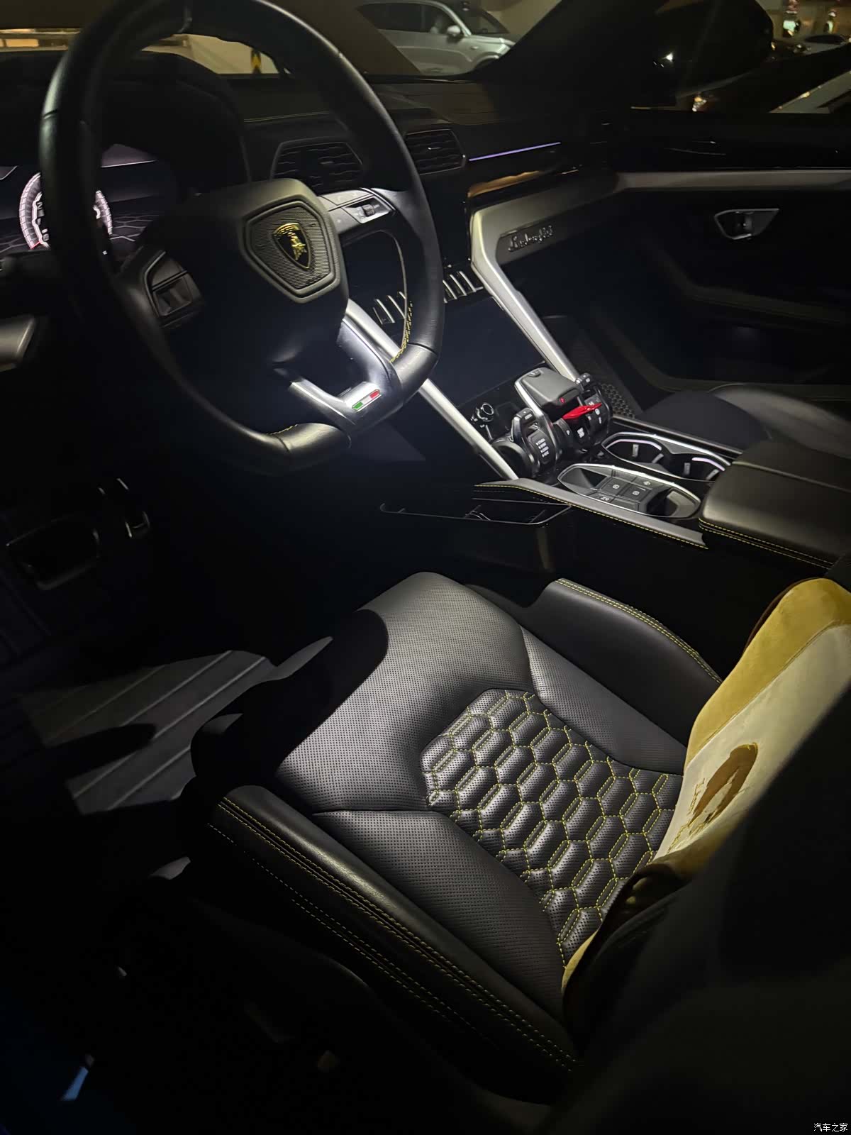 Lamborghini Urus, 2020 все фото
