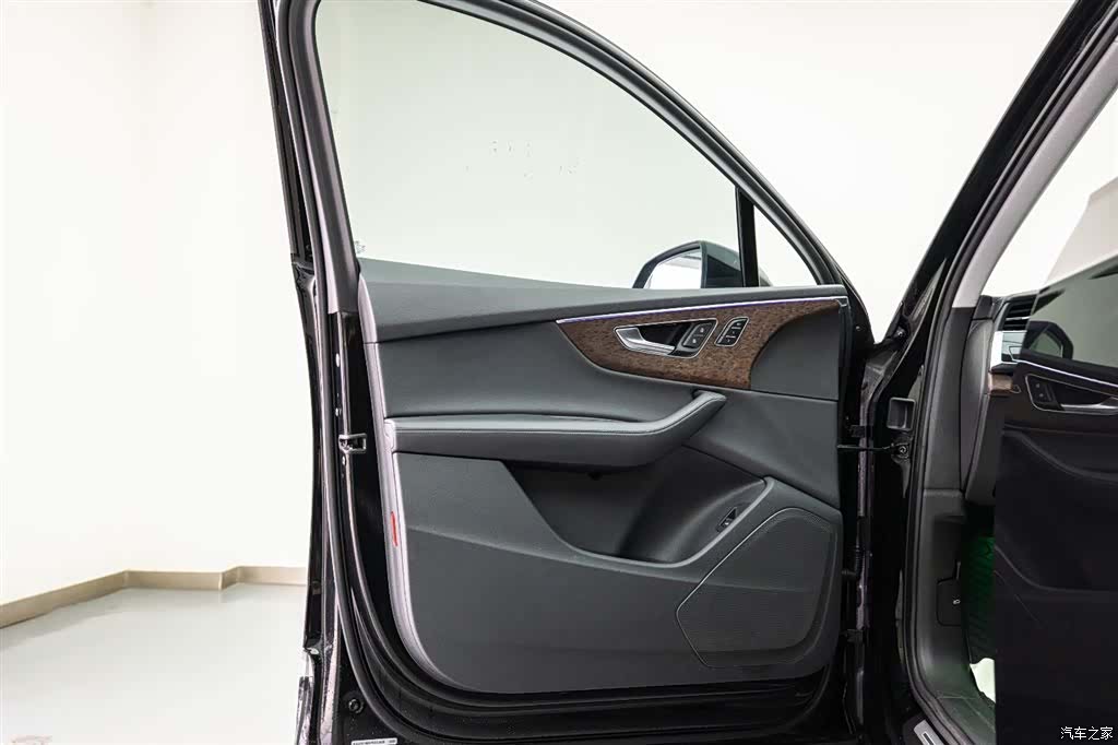Audi Q7, 2023 10
