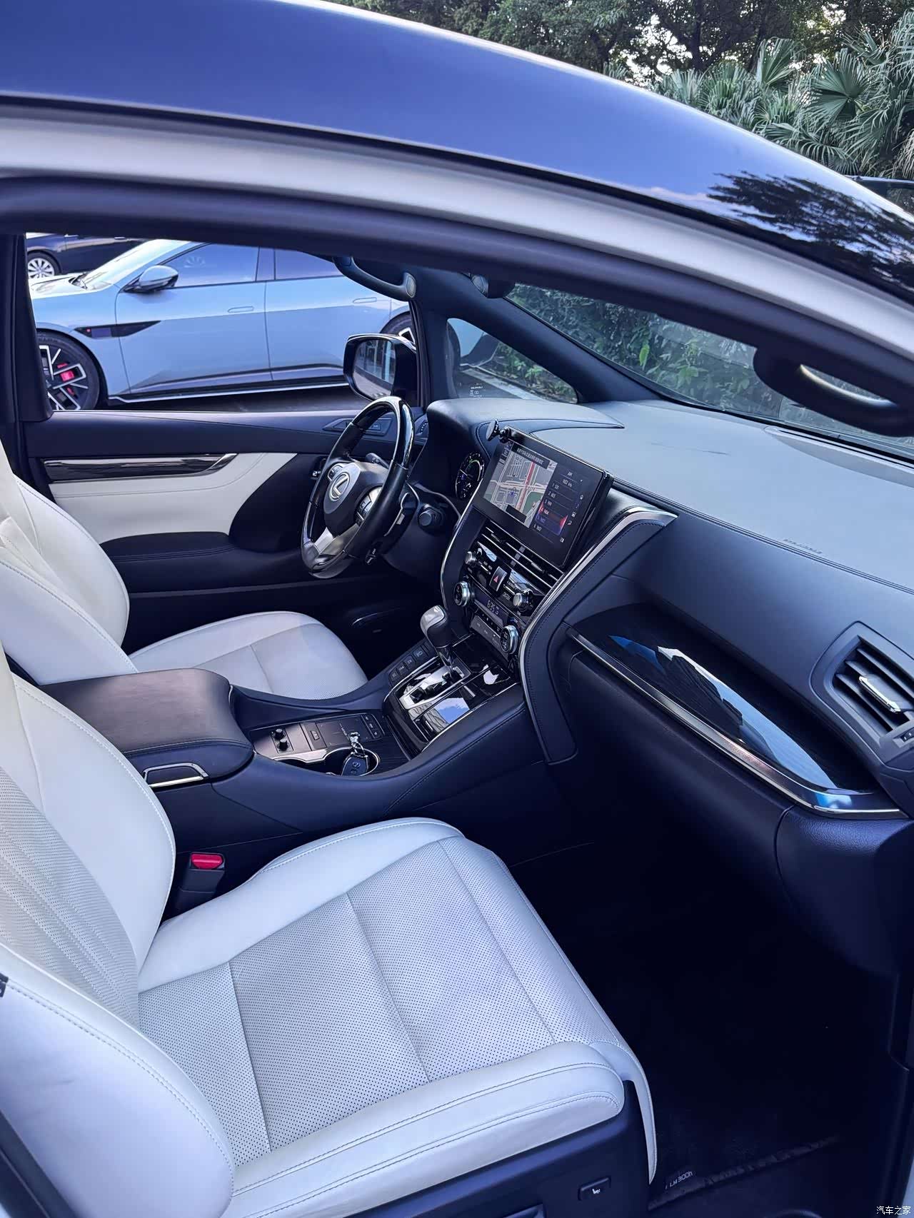 Lexus LM, 2022 7