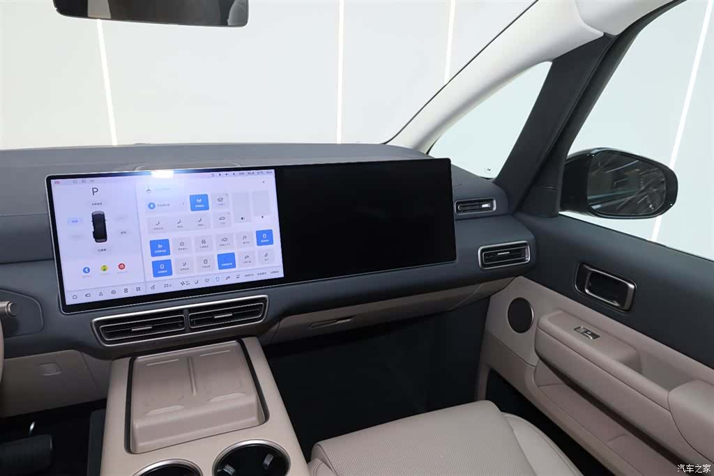 Li Auto MEGA, 2025 28