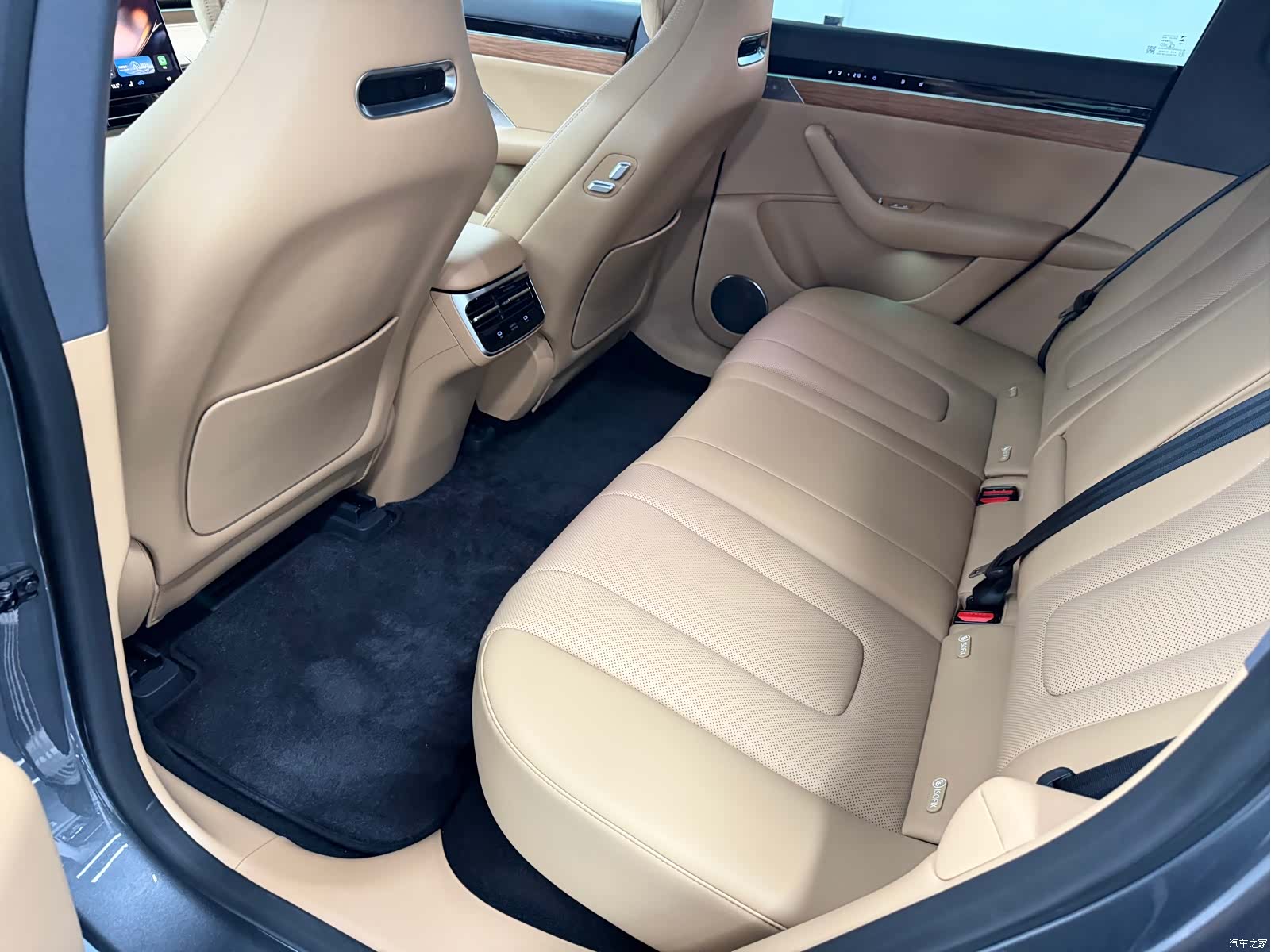 Luxeed R7, 2026 12