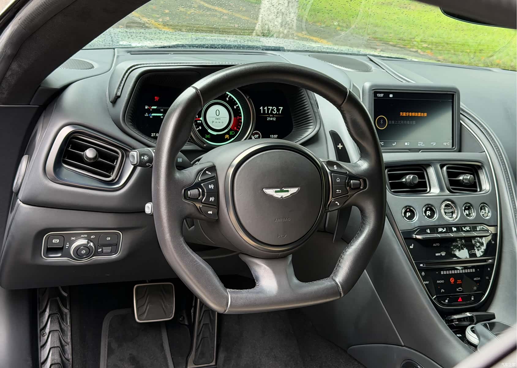 Aston Martin DB11, 2022 13