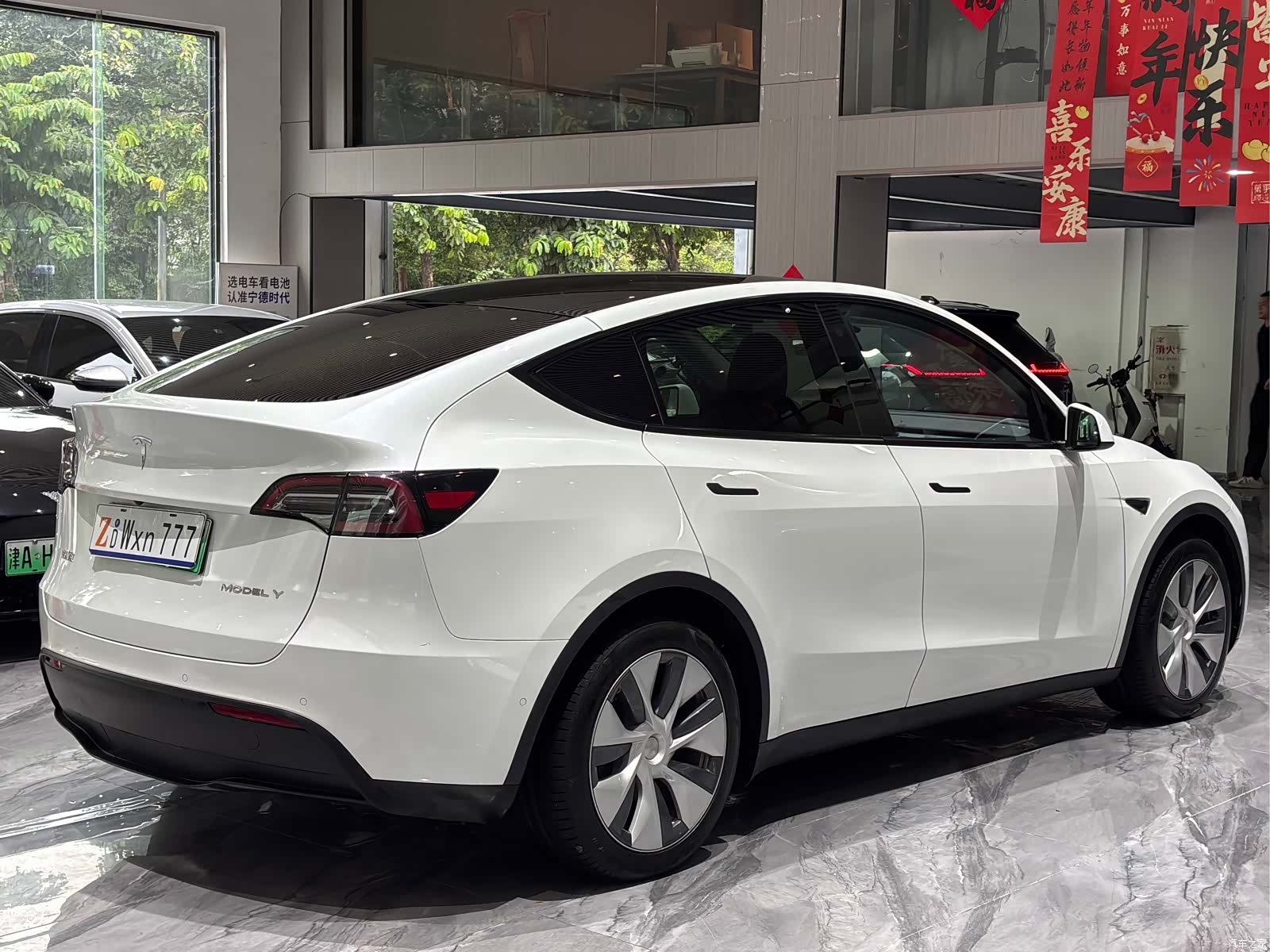 Tesla Model Y, 2023 33