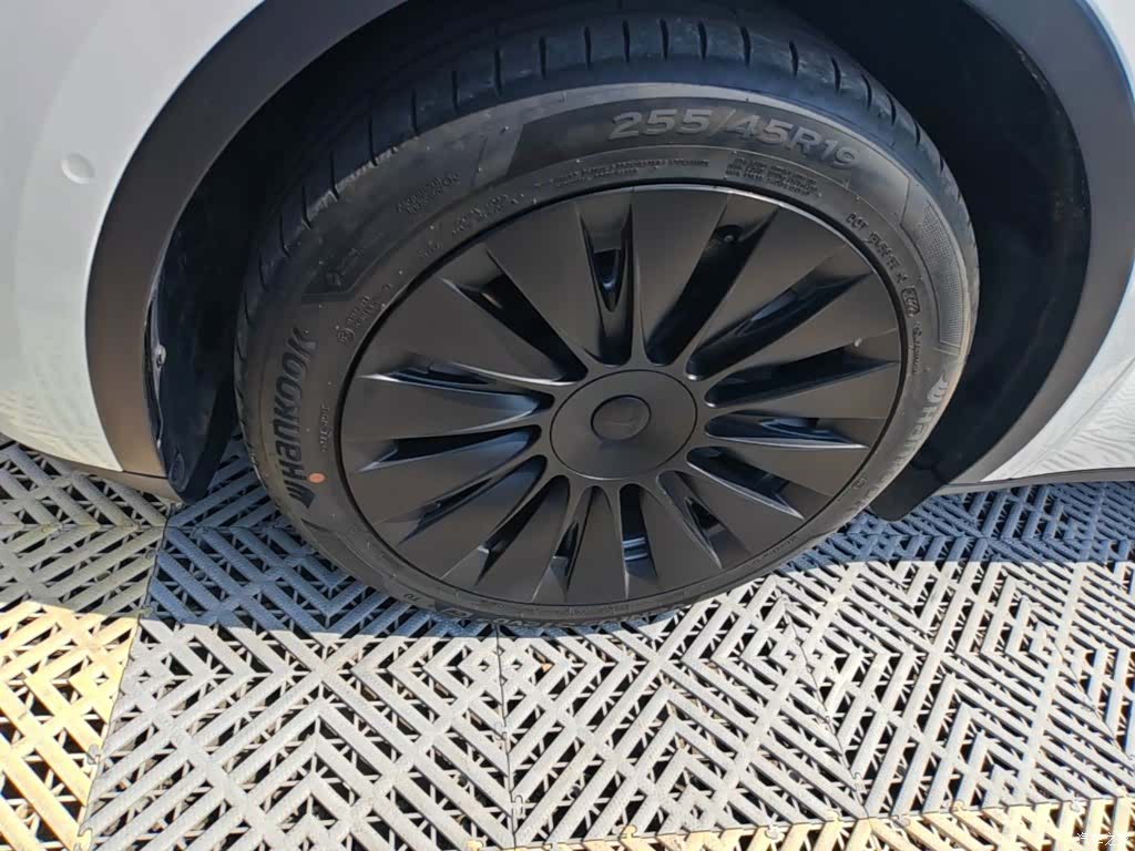 Tesla Model Y, 2022 23