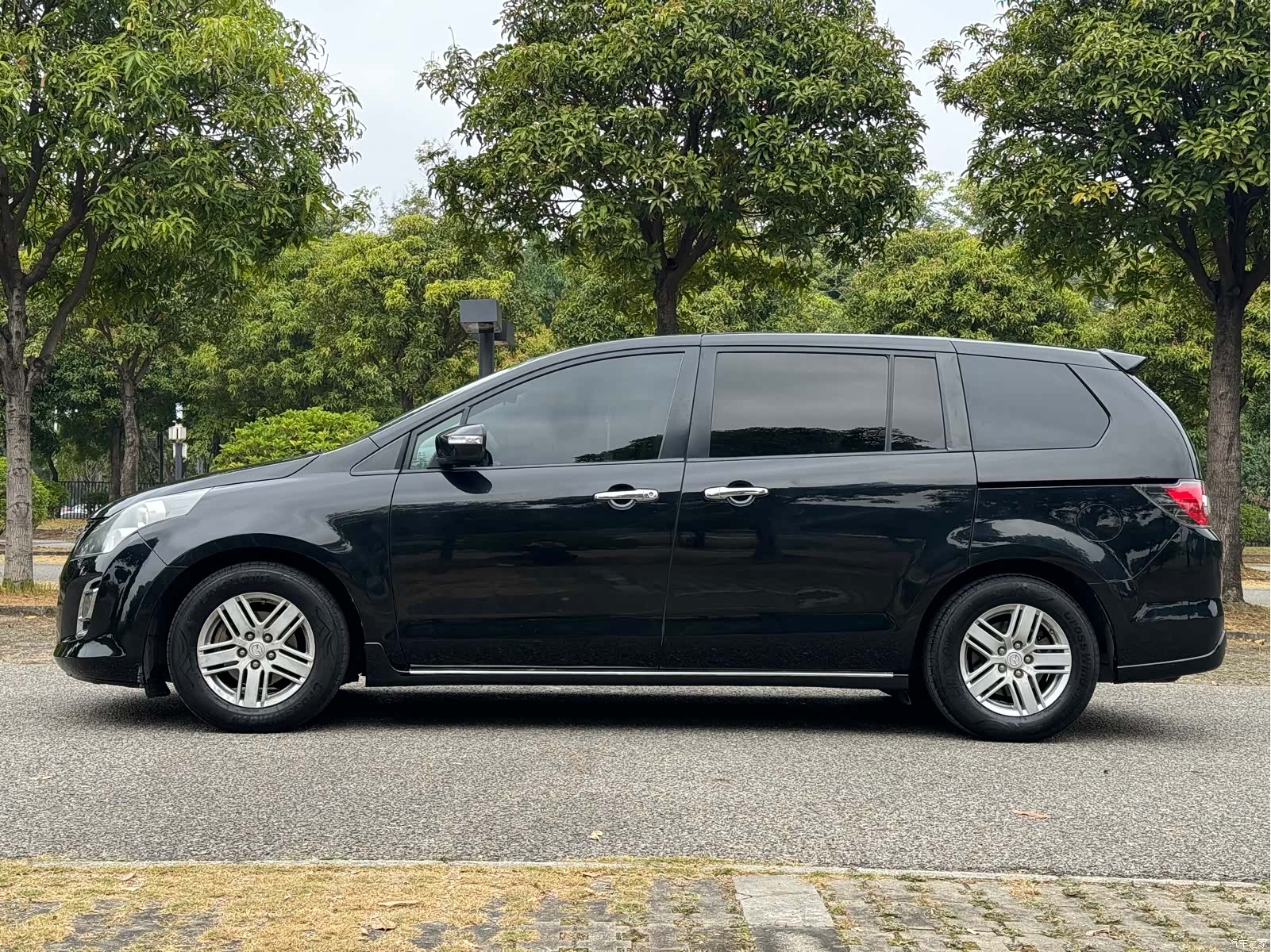 Mazda 8, 2011 4