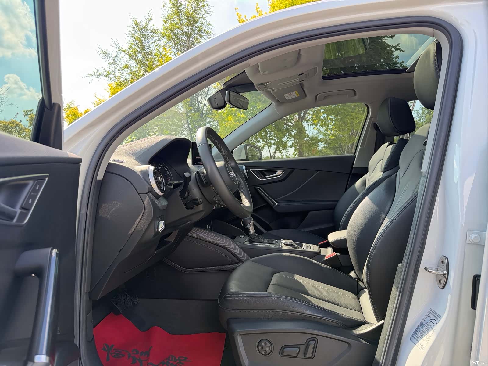 Audi Q2L, 2023 все фото