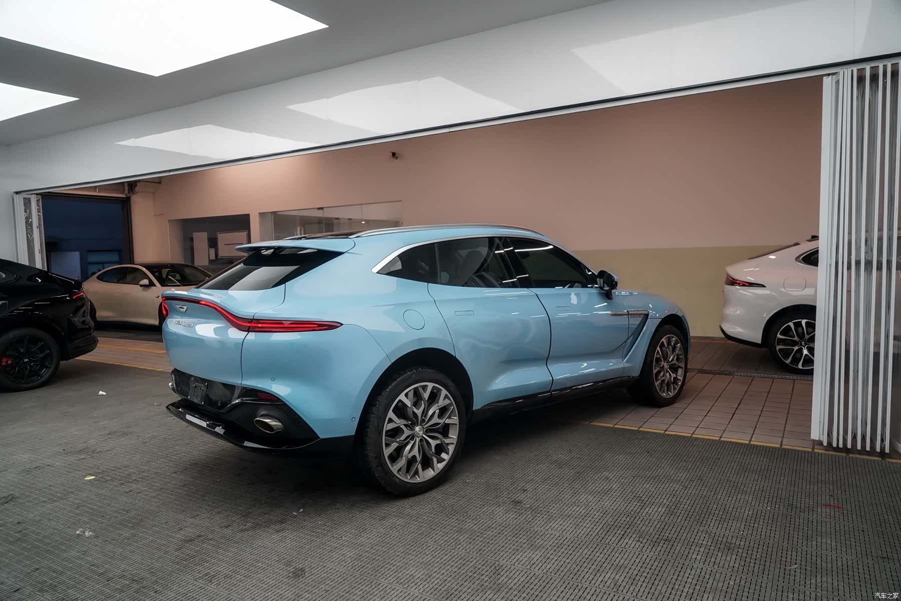 Aston Martin DBX, 2022 3