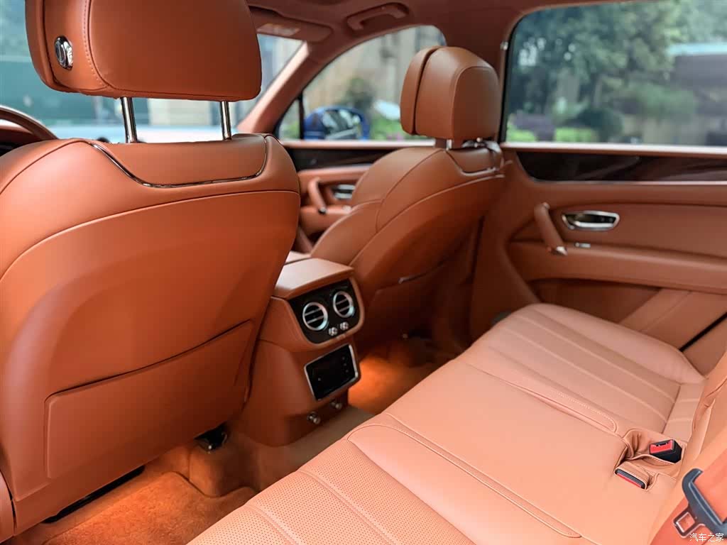 Bentley Bentayga, 2017 23